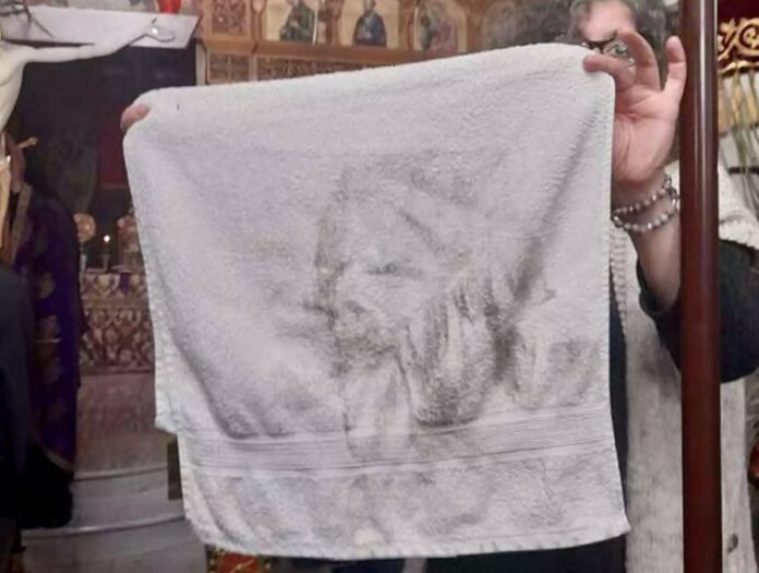 «Ιερή»-πετσέτα-στην-Ημαθία-–-«Φρένο»-από-τον-μητροπολίτη-στο-«θαύμα»-του-χωριού,-που-το-2003-θρήνησε-21-μαθητές-στα-Τέμπη