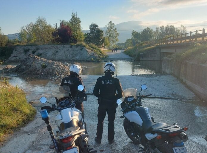 Σέρρες:-Αστυνομικοί-έσωσαν-ηλικιωμένο-και-την-εγγονή-του-που-παρασύρθηκαν-από-χείμαρρο