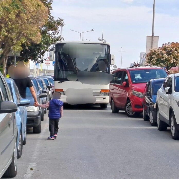 Λεωφορείο-που-κινούνταν-επί-της-οδού-Δαγκλή-κόλλησε-λόγω-παρκαρισμένου-οχήματος Λεωφορείο-που-κινούνταν-επί-της-οδού-Δαγκλή-κόλλησε-λόγω-παρκαρισμένου-οχήματος