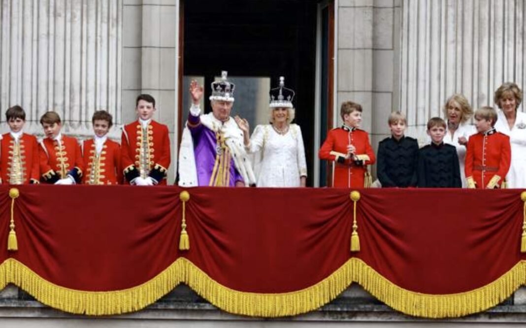 Συγκίνησαν-βασιλιάς-Κάρολος-και-πρίγκιπας-Γουίλιαμ:-Ο-όρκος-του-διαδόχου-και-το-φιλί-του-γιου