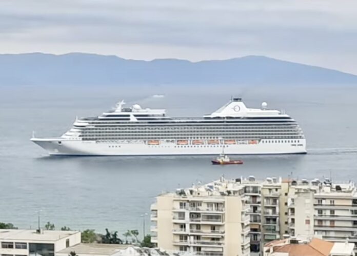 Στο-λιμάνι-της-Καβάλας-το-κρουαζιερόπλοιο-riviera