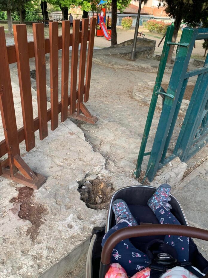 Σε-χάλια-κατάσταση-η-παιδική-χαρά-στο-Σούγελο