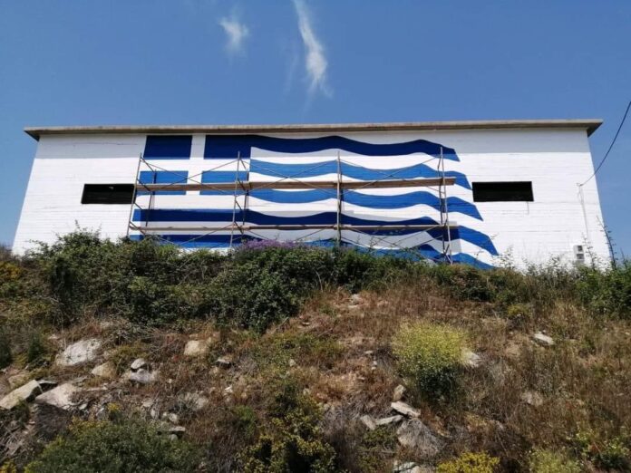 Ζωγράφισαν-την-Ελληνική-σημαία-στην-δεξαμενή-της-ΔΕΥΑ-Παγγαίου