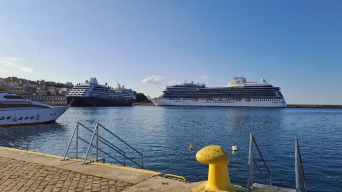 Τα-κρουαζιερόπλοια-azamara-και-vista-στο-λιμάνι-της-Καβάλας