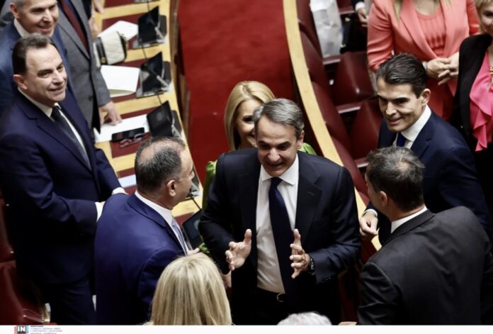 Με-αγκαλιές,πειράγματα-και-χαμόγελα-η-ορκωμοσία-της-νέας-Βουλής