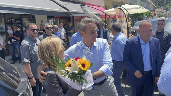 Η-Μαρέβα-πετάει…-την-ανθοδέσμη-στον-Μητσοτάκη