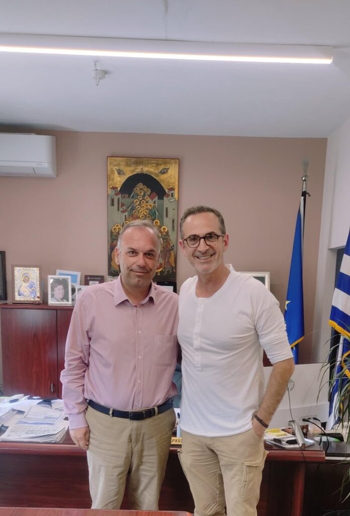 Συνάντηση-του-Δημάρχου-Θάσου-Λευτέρη-Κυριακίδη-με-τον-συγγραφέα-Κώστα-Κρομμύδα