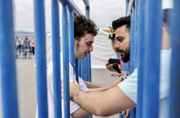 Ναυάγιο-στην-Πύλο:-Η-συγκινητική-στιγμή-που-διασωθέντας-συναντήθηκε-με-τον-αδερφό-του Ναυάγιο-στην-Πύλο:-Η-συγκινητική-στιγμή-που-διασωθέντας-συναντήθηκε-με-τον-αδερφό-του