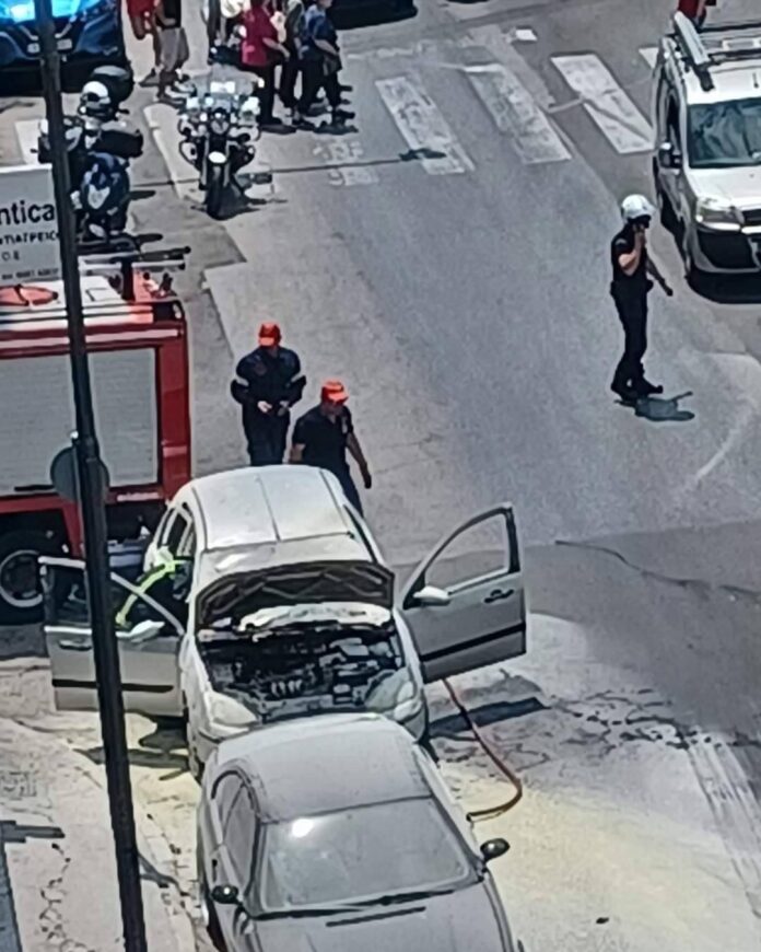 Φωτιά-εκδηλώθηκε-σε-αυτοκίνητο-επί-της-οδού-Κουντουριώτου