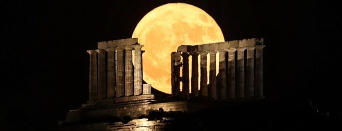 Φεγγάρι-του-Ελαφιού:-Εντυπωσιακές-εικόνες-από-τη-χθεσινή-πανσέληνο-που-έλαμψε-στον-ουρανό