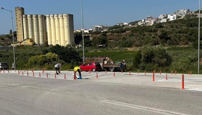 Τοποθετήθηκαν-εύκαμπτα-ελαστικά-κολωνάκια-στην-είσοδο-της-Νέας-Περάμου
