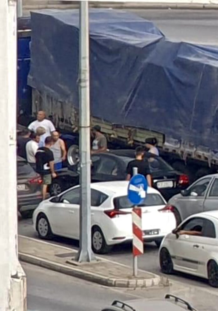 Ένα-ακόμη-τροχαίο-στον-κόμβο-του-Φαλήρου-στην-Καβάλα-στο-ρεύμα-εισόδου-της-πόλης