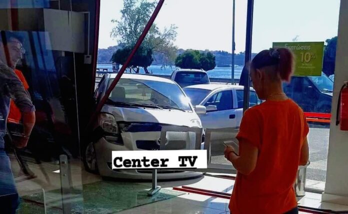 Αυτοκίνητο-εισέβαλε-μέσα-σε-super-market-στην-ιχθυόσκαλα