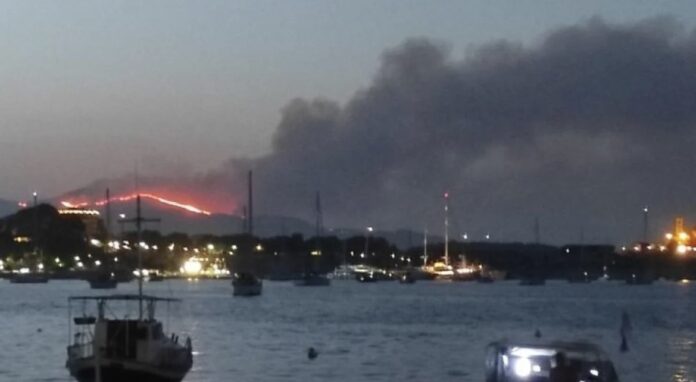 Φωτιά-στην-Κέρκυρα:-Οι-φλόγες-έφτασαν-σε-σπίτια-–-Κάτοικοι-αρνούνται-να-φύγουν Φωτιά-στην-Κέρκυρα:-Οι-φλόγες-έφτασαν-σε-σπίτια-–-Κάτοικοι-αρνούνται-να-φύγουν