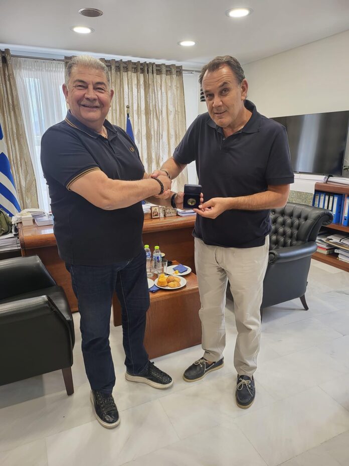 Συνάντηση-Μιχαηλίδη-Παναγιωτόπουλου-Του-δώρισε-αναμνηστικό-νόμισμα-του-Δήμου-Νέστου