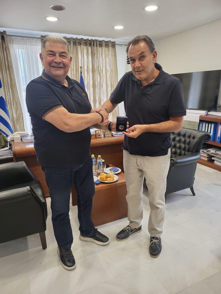Συνάντηση-Μιχαηλίδη-Παναγιωτόπουλου-Του-δώρισε-αναμνηστικό-νόμισμα-του-Δήμου-Νέστου