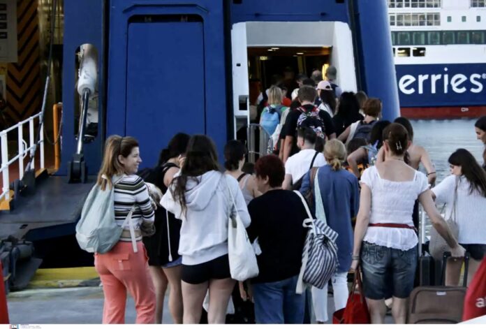 Δεκαπενταύγουστος-2023:-Σε-εξέλιξη-η-έξοδος-των-αδειούχων-του-Αυγούστου-–-Χιλιάδες-φεύγουν-από-τα-λιμάνια