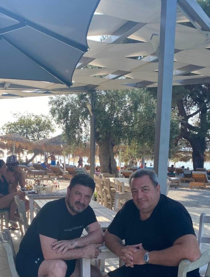 Στη-Θάσο-για-διακοπές-ο-Νίκος-Χαρδαλιάς Στη-Θάσο-για-διακοπές-ο-Νίκος-Χαρδαλιάς