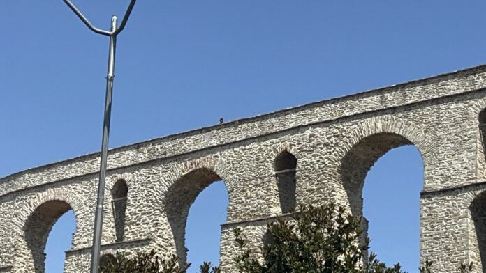 Απειλεί-και-πάλι-να-πηδήξει-απο-τις-καμάρες!