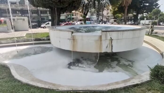 Στα-λευκά-“ντύθηκε”-για-μια-ακόμη-φορά-το-συντριβάνι-στην-πλατεία-Ελευθερίας-στην-Καβάλα