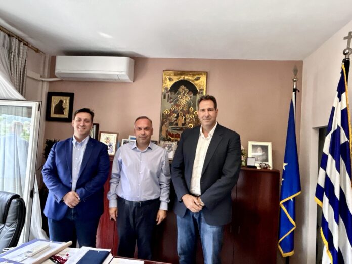 Δωρεά-σχολικών-ειδών-από-την-energean-σε-μαθητές-της-Θάσου