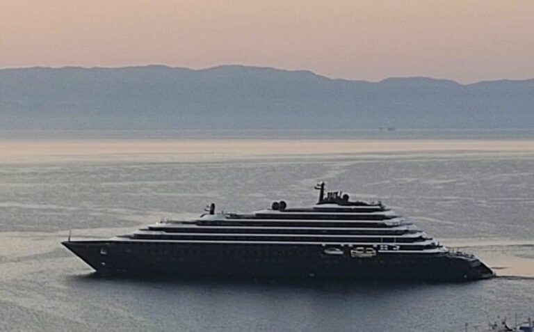 to-κρουαζιερόπλοιο-evrima-στο-λιμάνι-της-Καβάλας