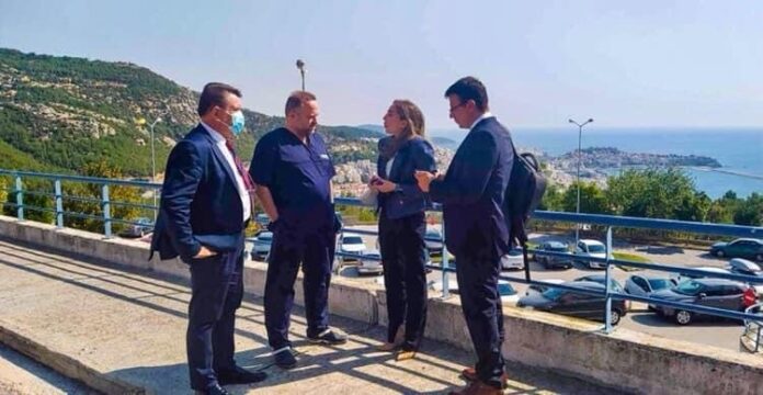 Επίσκεψη-της-Γενικής-Γραμματέως-Υπηρεσιών-Υγείας-του-Υπουργείου-Υγείας-και-του-Διοικητή-της-4ης-ΥΠΕ-στο-νοσοκομείο-Καβάλας