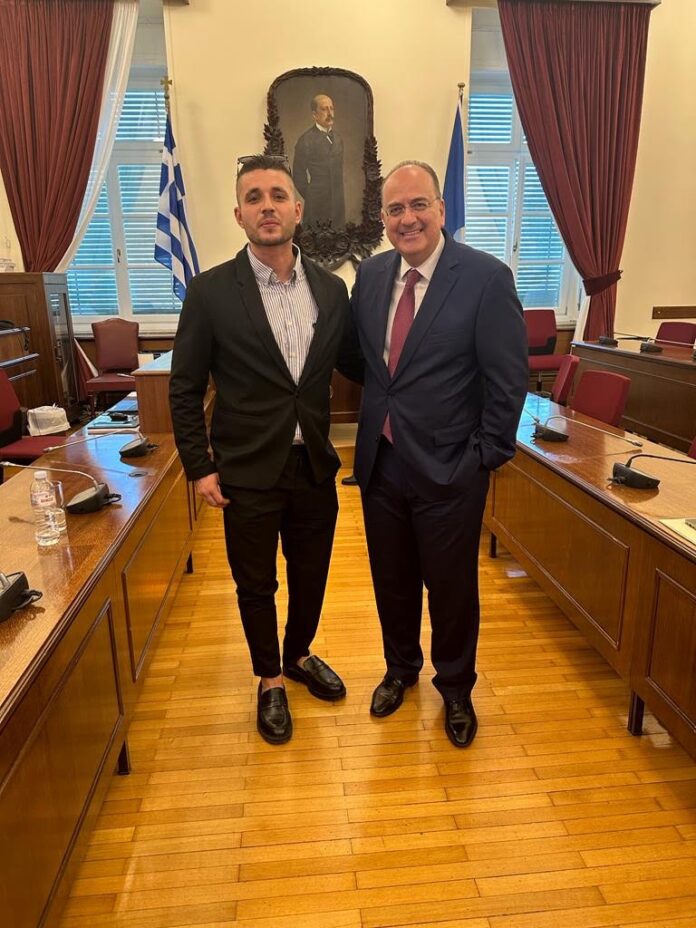 Ο-Μακάριος-Λαζαρίδης-υποδέχθηκε-τον-Καβαλιώτη-Νότη-Τσίλη-στη-Βουλή Ο-Μακάριος-Λαζαρίδης-υποδέχθηκε-τον-Καβαλιώτη-Νότη-Τσίλη-στη-Βουλή