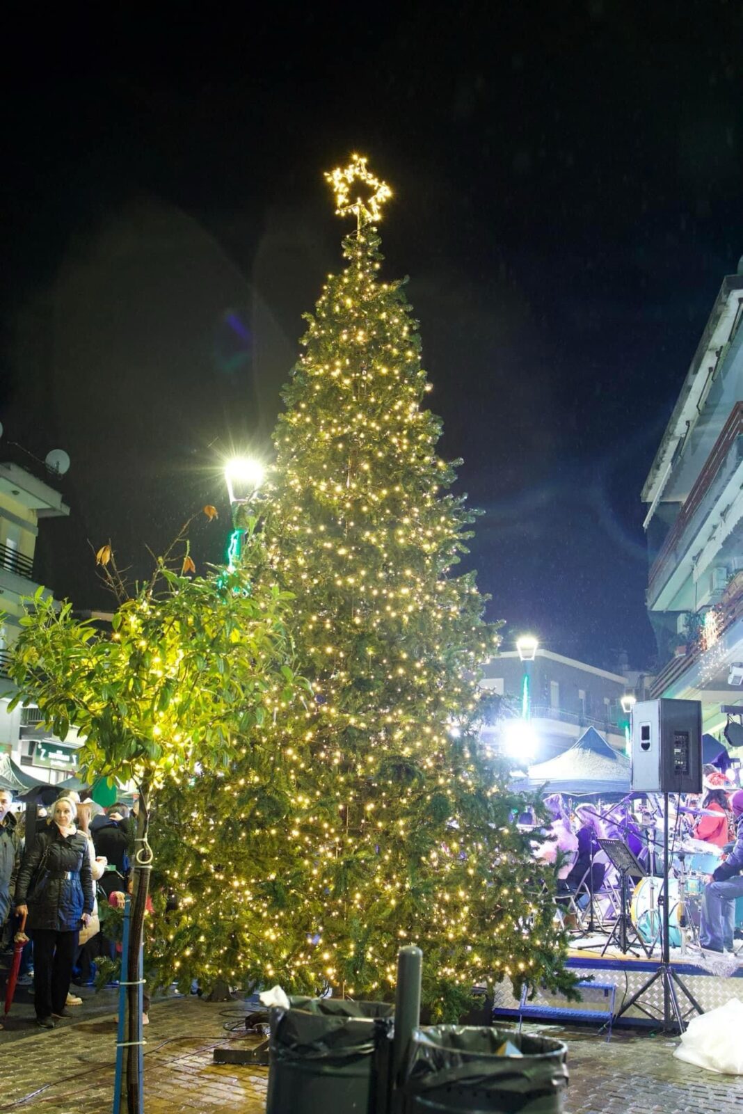 Με-πολύ-κόσμο-άναψε-το-Χριστουγεννιάτικο-Δέντρο-στο-κέντρο-της-Ελευθερούπολης
