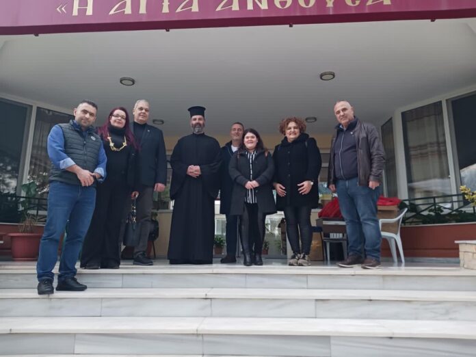 Δώρα-από-την-Ομοσπονδία-Επαγγελματιών-Εμπόρων-και-Βιοτεχνών-Ν.Καβάλας-μαζί-με-τα-Σωματεία-και-τους-Συλλόγους-–-μέλη-της,-σε-350-τροφίμους-των-οίκων-ευγηρίας Δώρα-από-την-Ομοσπονδία-Επαγγελματιών-Εμπόρων-και-Βιοτεχνών-Ν.Καβάλας-μαζί-με-τα-Σωματεία-και-τους-Συλλόγους-–-μέλη-της,-σε-350-τροφίμους-των-οίκων-ευγηρίας