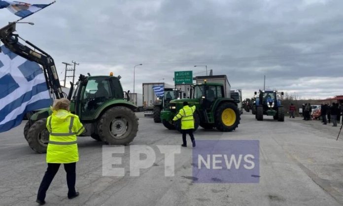 Έβρος:-Στο-τελωνείο-Κήπων-με-τα-τρακτέρ-έφτασαν-οι-αγρότες-–-Θα-προχωρήσουν-σε-συμβολικό-αποκλεισμό-για-τα-φορτηγά Έβρος:-Στο-τελωνείο-Κήπων-με-τα-τρακτέρ-έφτασαν-οι-αγρότες-–-Θα-προχωρήσουν-σε-συμβολικό-αποκλεισμό-για-τα-φορτηγά