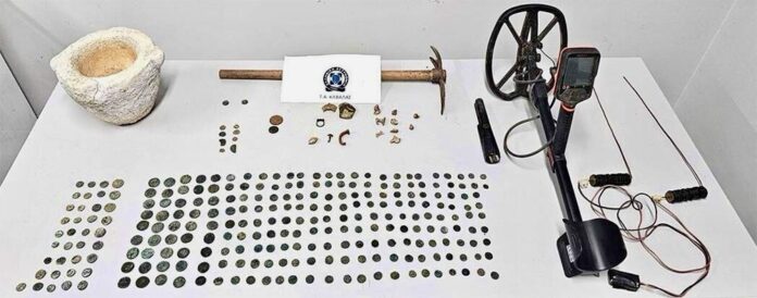 Συνελήφθη-σε-χωριό-της-ΔΕ-Φιλίππων-με-267-αρχαία-νομίσματα,-16-αρχαία-αντικείμενα-και-δύο-ανιχνευτές-μετάλλων Συνελήφθη-σε-χωριό-της-ΔΕ-Φιλίππων-με-267-αρχαία-νομίσματα,-16-αρχαία-αντικείμενα-και-δύο-ανιχνευτές-μετάλλων