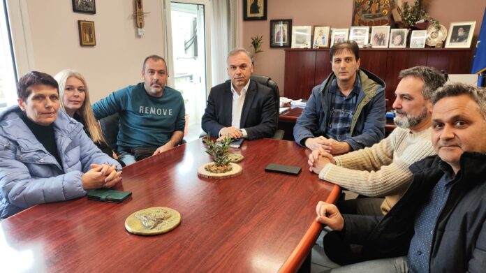 Συνάντηση-του-Δημάρχου-Θάσου-με-το-Σωματείο-Εργαζομένων-του-6ου-ΕΚΑΒ-Καβάλας Συνάντηση-του-Δημάρχου-Θάσου-με-το-Σωματείο-Εργαζομένων-του-6ου-ΕΚΑΒ-Καβάλας