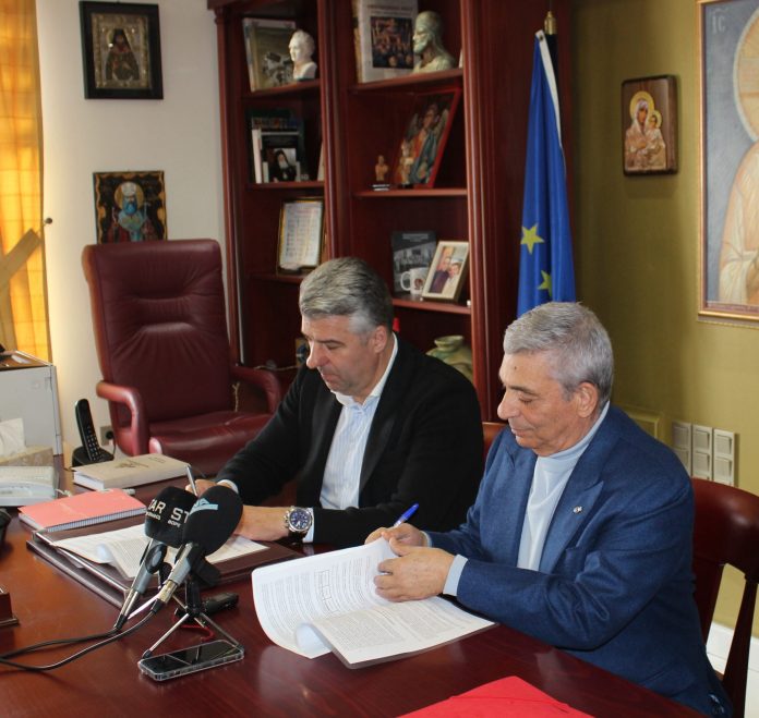 Υπεγράφη-από-τον-Περιφερειάρχη-ΑΜΘ-κ.-Χριστόδουλο-Τοψίδη-ο-αναδασμός-του-αγροκτήματος-Δοξάτου Υπεγράφη-από-τον-Περιφερειάρχη-ΑΜΘ-κ.-Χριστόδουλο-Τοψίδη-ο-αναδασμός-του-αγροκτήματος-Δοξάτου