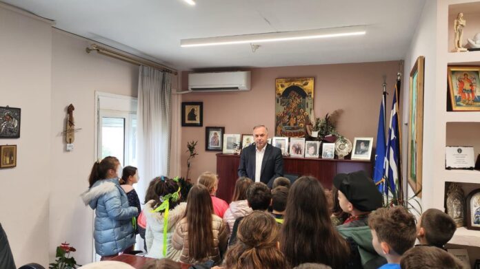 “Χελιδονίσματα”-στον-Δήμαρχο-Θάσου-από-τους-μαθητές-της-Β΄-και-Δ΄-Τάξης-του-2ου-Δημοτικού-Σχολείου-Λιμένα-Θάσου “Χελιδονίσματα”-στον-Δήμαρχο-Θάσου-από-τους-μαθητές-της-Β΄-και-Δ΄-Τάξης-του-2ου-Δημοτικού-Σχολείου-Λιμένα-Θάσου