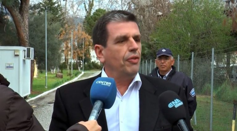 Στη-δομή-προσφύγων-του-Ασημακοπούλου-ο-Υπουργός-Μεταναστευτικής-Πολιτικής,-Δημήτρης-Καιρίδης