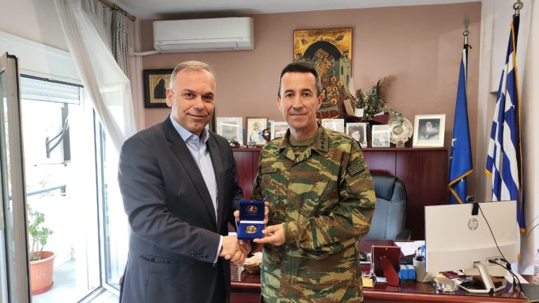 Εθιμοτυπική-επίσκεψη-του-Διοικητή-της-20ης-Τεθωρακισμένης-Μεραρχίας-στο-Δήμαρχο-Θάσου