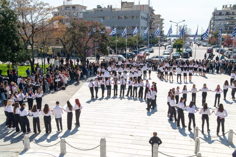 Κατάθεση-στεφάνων-στο-Ηρώο-της-πόλης