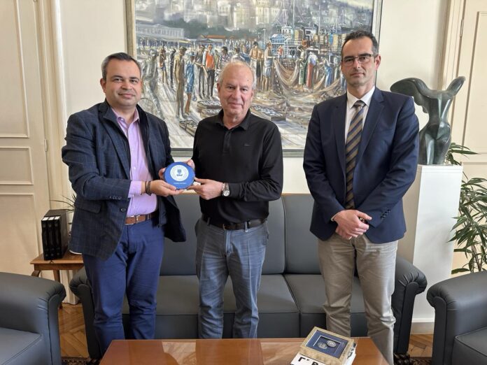 Επίσκεψη-αντιπροσωπείας-της-Ένωσης-Αξιωματικών-Ελληνικής-Αστυνομίας-ΑΜ.Θ-στον-Δήμαρχο-Καβάλας Επίσκεψη-αντιπροσωπείας-της-Ένωσης-Αξιωματικών-Ελληνικής-Αστυνομίας-ΑΜ.Θ-στον-Δήμαρχο-Καβάλας