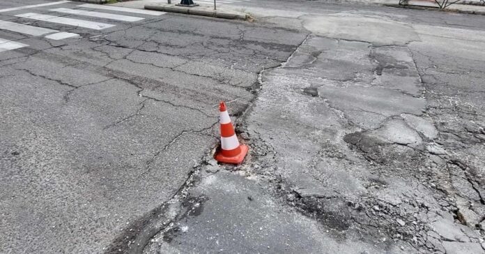 Φθορές-στο-οδόστρωμα-στην-οδό-Χρυσοστόμου-Σμύρνης-στην-Καβάλα