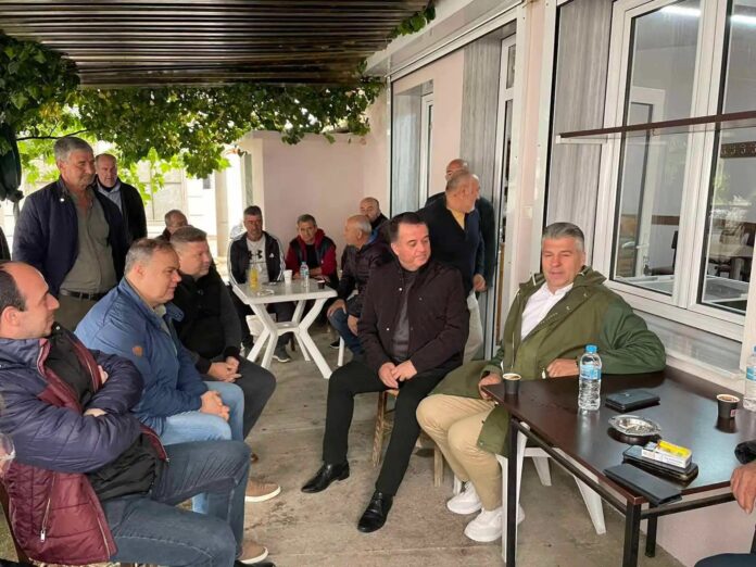 Ο-Χριστόδουλος-Τοψίδης-κοντά-στους-πληγέντες-από-χαλάζι-στη-Ροδόπη Ο-Χριστόδουλος-Τοψίδης-κοντά-στους-πληγέντες-από-χαλάζι-στη-Ροδόπη