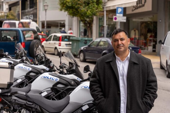 Παρέδωσε-4-μηχανές-στην-Αστυνομική-Διεύθυνση-Καβάλας-ο-alex-haditaghi