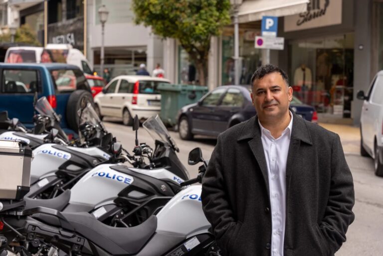 Παρέδωσε-4-μηχανές-στην-Αστυνομική-Διεύθυνση-Καβάλας-ο-alex-haditaghi