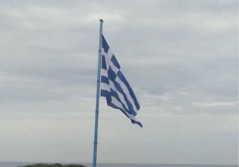 Κομοτηνή:-21χρονος-κατέβασε-την-ελληνική-σημαία-του-δημαρχείου-και-την-έκαψε