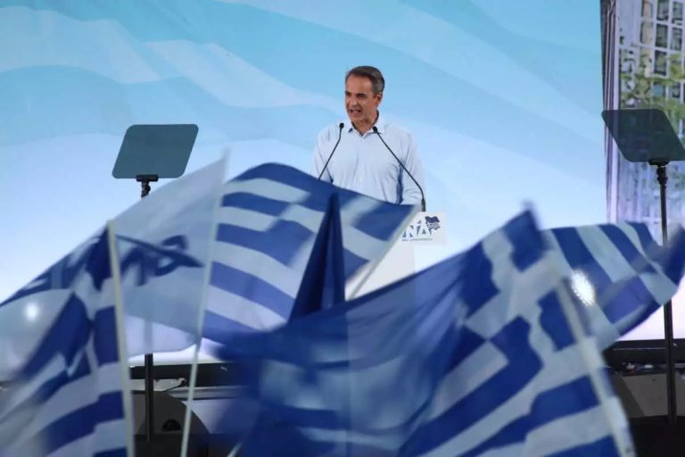 “Η-νίκη-αρχίζει-από-τη-Θεσσαλονίκη”-–-Θερμή-υποδοχή-στον-Μητσοτάκη-από-φίλους-της-ΝΔ-στο-λιμάνι