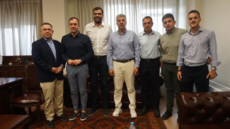Ο-υφυπουργός-παρά-τω-πρωθυπουργό-και-Κυβερνητικός-εκπρόσωπος-Παύλος-Μαρινάκης-στο-γραφείο-του-Περιφερειάρχη-Ανατολικής-Μακεδονίας-και-Θράκης-Χριστόδουλου-Τοψίδη