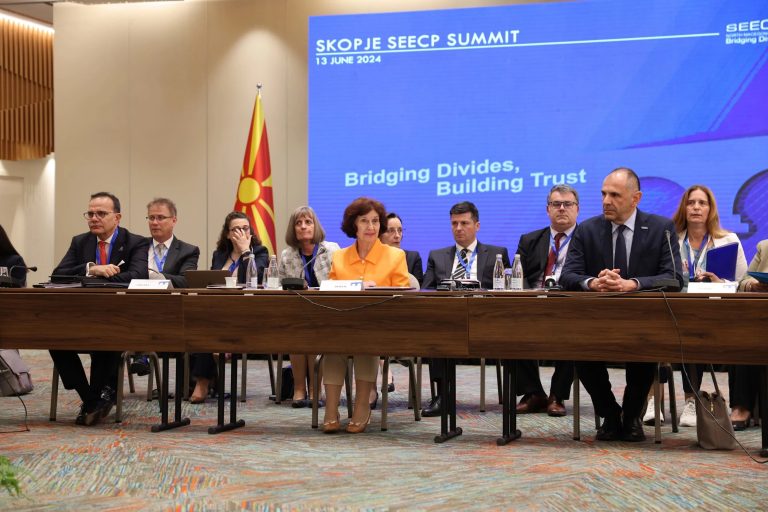Συνεχίζει-να-προκαλεί-η-Σιλιάνοφσκα-για-το-«Μακεδονία»:-Δεν-αποτελεί-παραβίαση-του-Συντάγματος,-δεν-θα-προκαλέσει-προβλήματα