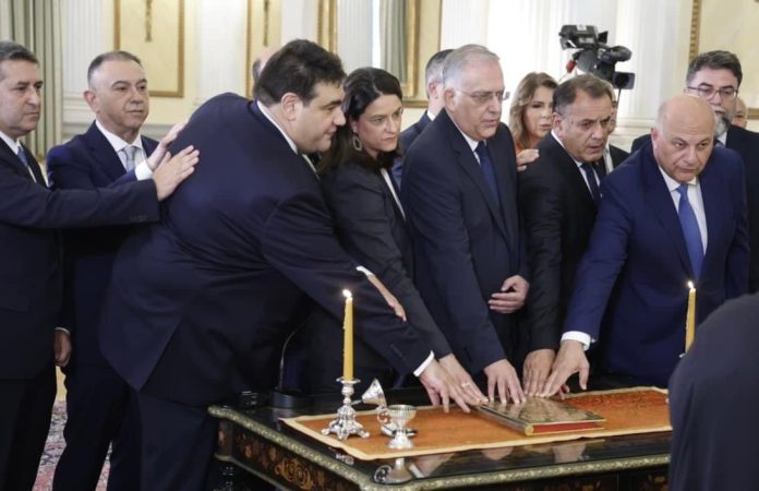 Ανασχηματισμός:-Χαμόγελα,-οκογενειακές-στιγμές-αλλά…-και-πηγαδάκια Ανασχηματισμός:-Χαμόγελα,-οκογενειακές-στιγμές-αλλά…-και-πηγαδάκια