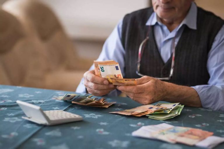 Έρχεται-πακέτο-στήριξης-σε-ευάλωτους-και-συνταξιούχους-τα-Χριστούγεννα-–-Ποιοι-θα-είναι-οι-δικαιούχοι