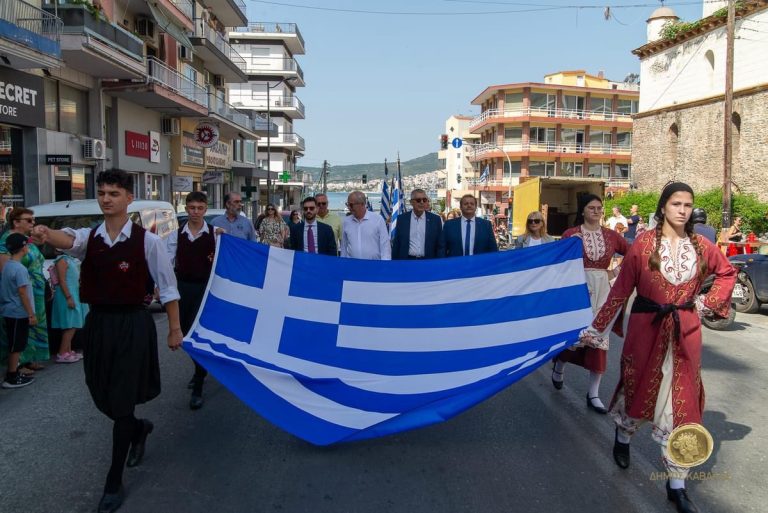ΕΛΕΥΘΕΡΙΑ-2024:-Επίσημη-έπαρση-της-Ελληνικής-σημαίας-στο-παλιό-μνημείο-πεσόντων-(Καμάρες)